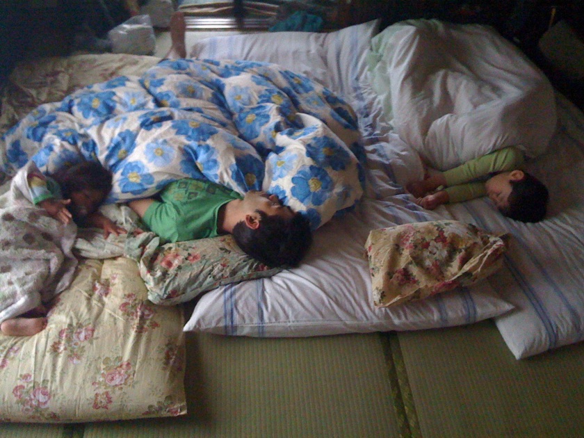 Le lit familiale japonais sur futon